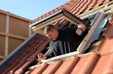 Pose de fenêtres de toit Velux à Yzernay